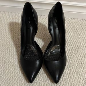 Pointed heels with peep arch